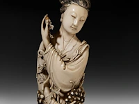 A chinese ivory guanyin, late qing dynasty (1644-1912), h 42 cm (+) - afbeelding 12 van  16