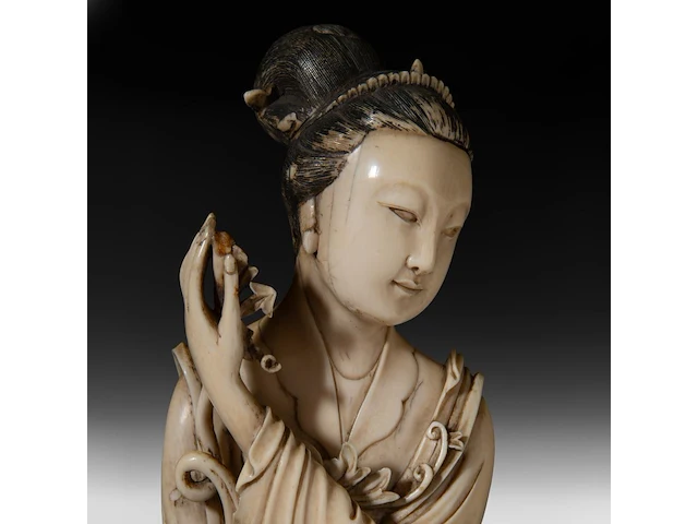 A chinese ivory guanyin, late qing dynasty (1644-1912), h 42 cm (+) - afbeelding 13 van  16