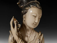 A chinese ivory guanyin, late qing dynasty (1644-1912), h 42 cm (+) - afbeelding 13 van  16