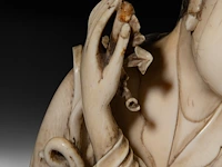 A chinese ivory guanyin, late qing dynasty (1644-1912), h 42 cm (+) - afbeelding 14 van  16