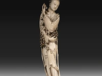A chinese ivory guanyin, late qing dynasty (1644-1912), h 42 cm (+) - afbeelding 15 van  16