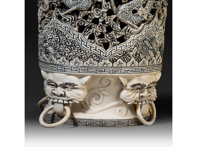 A chinese ivory sculpted vase, the body sculpted with coiling dragons, the lid with two men playing go in a bower topped by a double gourded vase, signed, early republic period (1912-1930), h 61 cm - ca. 7kg (+) - afbeelding 2 van  14