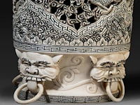 A chinese ivory sculpted vase, the body sculpted with coiling dragons, the lid with two men playing go in a bower topped by a double gourded vase, signed, early republic period (1912-1930), h 61 cm - ca. 7kg (+) - afbeelding 2 van  14