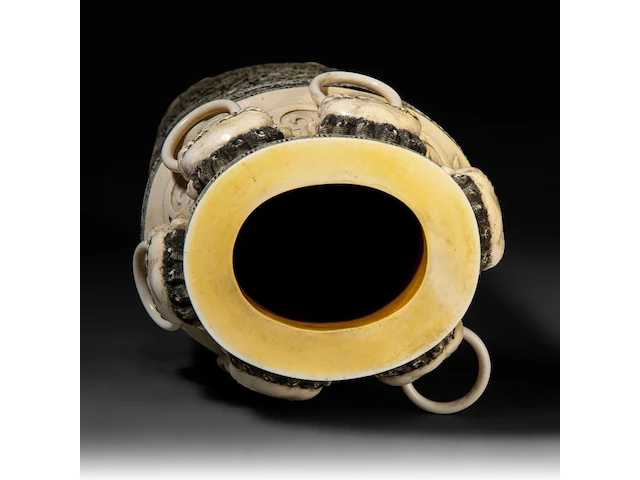 A chinese ivory sculpted vase, the body sculpted with coiling dragons, the lid with two men playing go in a bower topped by a double gourded vase, signed, early republic period (1912-1930), h 61 cm - ca. 7kg (+) - afbeelding 3 van  14