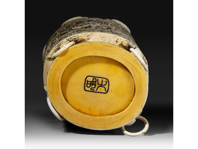 A chinese ivory sculpted vase, the body sculpted with coiling dragons, the lid with two men playing go in a bower topped by a double gourded vase, signed, early republic period (1912-1930), h 61 cm - ca. 7kg (+) - afbeelding 4 van  14