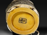 A chinese ivory sculpted vase, the body sculpted with coiling dragons, the lid with two men playing go in a bower topped by a double gourded vase, signed, early republic period (1912-1930), h 61 cm - ca. 7kg (+) - afbeelding 4 van  14