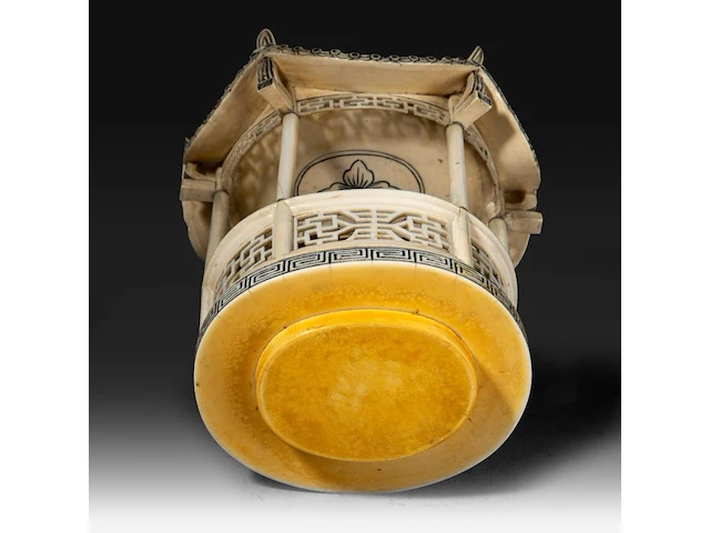 A chinese ivory sculpted vase, the body sculpted with coiling dragons, the lid with two men playing go in a bower topped by a double gourded vase, signed, early republic period (1912-1930), h 61 cm - ca. 7kg (+) - afbeelding 6 van  14