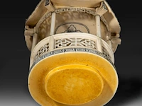 A chinese ivory sculpted vase, the body sculpted with coiling dragons, the lid with two men playing go in a bower topped by a double gourded vase, signed, early republic period (1912-1930), h 61 cm - ca. 7kg (+) - afbeelding 6 van  14