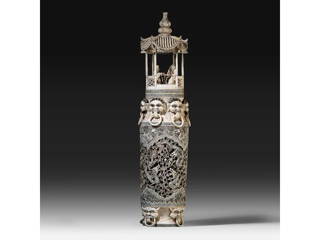 A chinese ivory sculpted vase, the body sculpted with coiling dragons, the lid with two men playing go in a bower topped by a double gourded vase, signed, early republic period (1912-1930), h 61 cm - ca. 7kg (+) - afbeelding 1 van  14