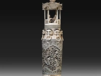 A chinese ivory sculpted vase, the body sculpted with coiling dragons, the lid with two men playing go in a bower topped by a double gourded vase, signed, early republic period (1912-1930), h 61 cm - ca. 7kg (+)