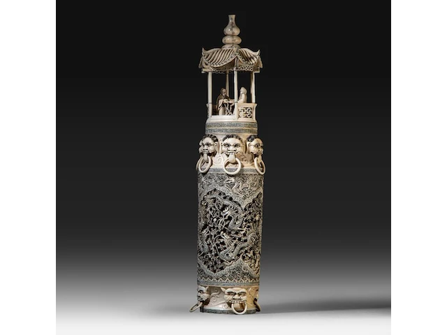 A chinese ivory sculpted vase, the body sculpted with coiling dragons, the lid with two men playing go in a bower topped by a double gourded vase, signed, early republic period (1912-1930), h 61 cm - ca. 7kg (+) - afbeelding 7 van  14