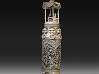 A chinese ivory sculpted vase, the body sculpted with coiling dragons, the lid with two men playing go in a bower topped by a double gourded vase, signed, early republic period (1912-1930), h 61 cm - ca. 7kg (+) - afbeelding 7 van  14