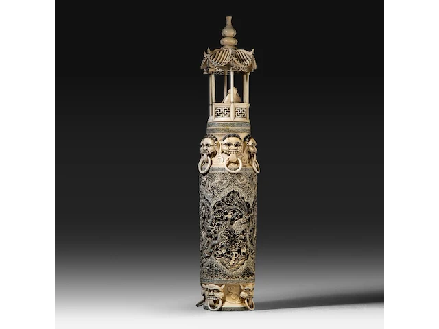 A chinese ivory sculpted vase, the body sculpted with coiling dragons, the lid with two men playing go in a bower topped by a double gourded vase, signed, early republic period (1912-1930), h 61 cm - ca. 7kg (+) - afbeelding 8 van  14