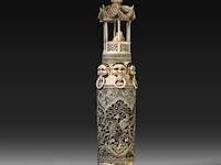 A chinese ivory sculpted vase, the body sculpted with coiling dragons, the lid with two men playing go in a bower topped by a double gourded vase, signed, early republic period (1912-1930), h 61 cm - ca. 7kg (+) - afbeelding 8 van  14