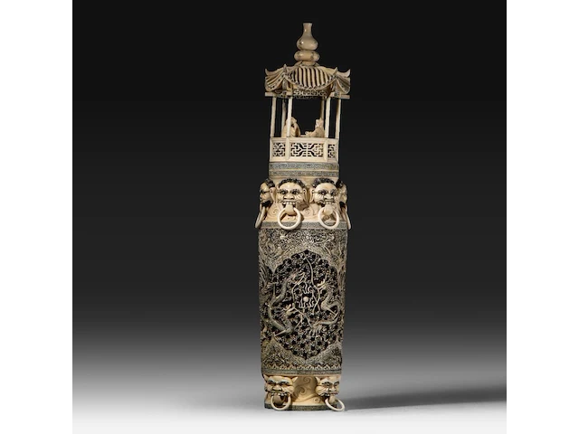 A chinese ivory sculpted vase, the body sculpted with coiling dragons, the lid with two men playing go in a bower topped by a double gourded vase, signed, early republic period (1912-1930), h 61 cm - ca. 7kg (+) - afbeelding 9 van  14
