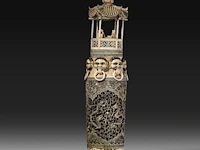 A chinese ivory sculpted vase, the body sculpted with coiling dragons, the lid with two men playing go in a bower topped by a double gourded vase, signed, early republic period (1912-1930), h 61 cm - ca. 7kg (+) - afbeelding 9 van  14