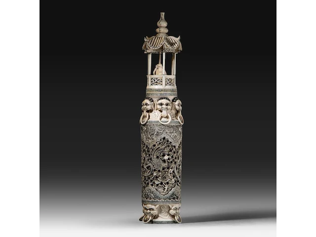 A chinese ivory sculpted vase, the body sculpted with coiling dragons, the lid with two men playing go in a bower topped by a double gourded vase, signed, early republic period (1912-1930), h 61 cm - ca. 7kg (+) - afbeelding 10 van  14