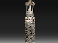 A chinese ivory sculpted vase, the body sculpted with coiling dragons, the lid with two men playing go in a bower topped by a double gourded vase, signed, early republic period (1912-1930), h 61 cm - ca. 7kg (+) - afbeelding 10 van  14