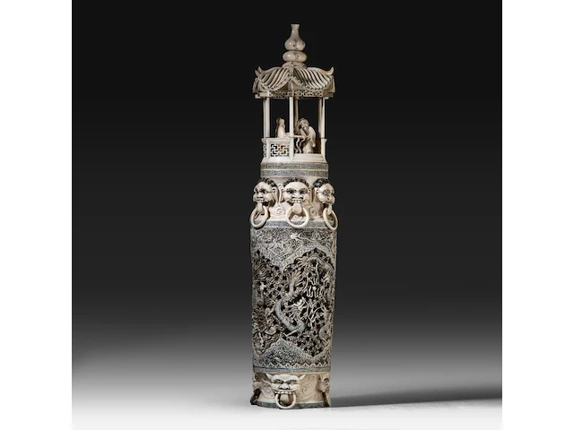 A chinese ivory sculpted vase, the body sculpted with coiling dragons, the lid with two men playing go in a bower topped by a double gourded vase, signed, early republic period (1912-1930), h 61 cm - ca. 7kg (+) - afbeelding 11 van  14