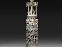 A chinese ivory sculpted vase, the body sculpted with coiling dragons, the lid with two men playing go in a bower topped by a double gourded vase, signed, early republic period (1912-1930), h 61 cm - ca. 7kg (+) - afbeelding 11 van  14