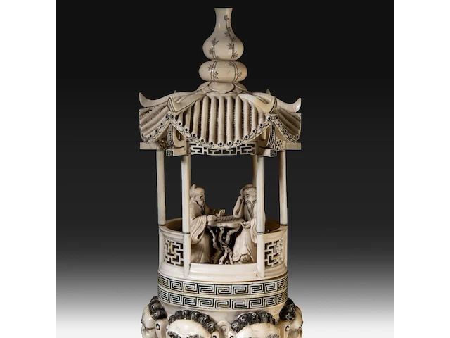 A chinese ivory sculpted vase, the body sculpted with coiling dragons, the lid with two men playing go in a bower topped by a double gourded vase, signed, early republic period (1912-1930), h 61 cm - ca. 7kg (+) - afbeelding 12 van  14