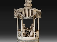 A chinese ivory sculpted vase, the body sculpted with coiling dragons, the lid with two men playing go in a bower topped by a double gourded vase, signed, early republic period (1912-1930), h 61 cm - ca. 7kg (+) - afbeelding 12 van  14