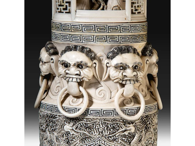 A chinese ivory sculpted vase, the body sculpted with coiling dragons, the lid with two men playing go in a bower topped by a double gourded vase, signed, early republic period (1912-1930), h 61 cm - ca. 7kg (+) - afbeelding 13 van  14