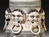 A chinese ivory sculpted vase, the body sculpted with coiling dragons, the lid with two men playing go in a bower topped by a double gourded vase, signed, early republic period (1912-1930), h 61 cm - ca. 7kg (+) - afbeelding 13 van  14