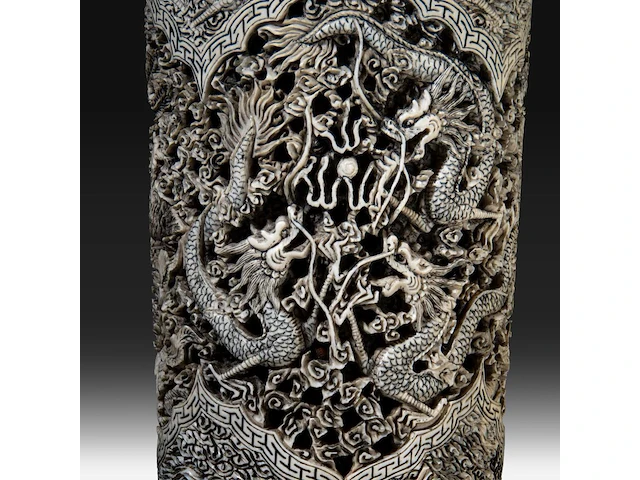 A chinese ivory sculpted vase, the body sculpted with coiling dragons, the lid with two men playing go in a bower topped by a double gourded vase, signed, early republic period (1912-1930), h 61 cm - ca. 7kg (+) - afbeelding 14 van  14