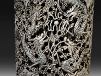 A chinese ivory sculpted vase, the body sculpted with coiling dragons, the lid with two men playing go in a bower topped by a double gourded vase, signed, early republic period (1912-1930), h 61 cm - ca. 7kg (+) - afbeelding 14 van  14