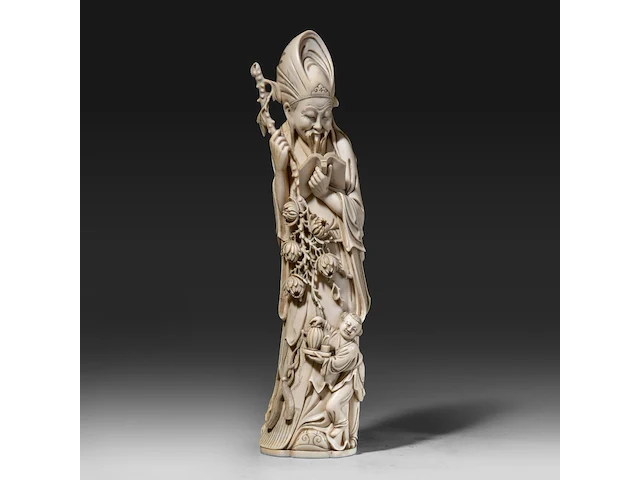 A chinese ivory sculpture of a figure with flowing robes and a branch of lotus buds, signed on the bottom, late qing dynasty (1850-1912), h 46 cm - ca. 3000g (+) - afbeelding 1 van  8