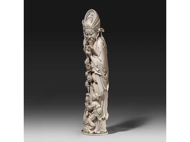 A chinese ivory sculpture of a figure with flowing robes and a branch of lotus buds, signed on the bottom, late qing dynasty (1850-1912), h 46 cm - ca. 3000g (+) - afbeelding 2 van  8