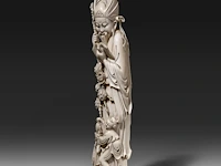 A chinese ivory sculpture of a figure with flowing robes and a branch of lotus buds, signed on the bottom, late qing dynasty (1850-1912), h 46 cm - ca. 3000g (+) - afbeelding 2 van  8