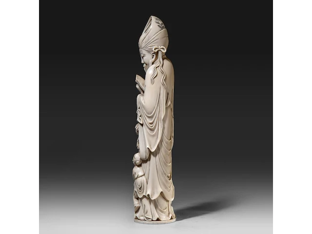 A chinese ivory sculpture of a figure with flowing robes and a branch of lotus buds, signed on the bottom, late qing dynasty (1850-1912), h 46 cm - ca. 3000g (+) - afbeelding 3 van  8