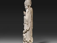 A chinese ivory sculpture of a figure with flowing robes and a branch of lotus buds, signed on the bottom, late qing dynasty (1850-1912), h 46 cm - ca. 3000g (+) - afbeelding 3 van  8