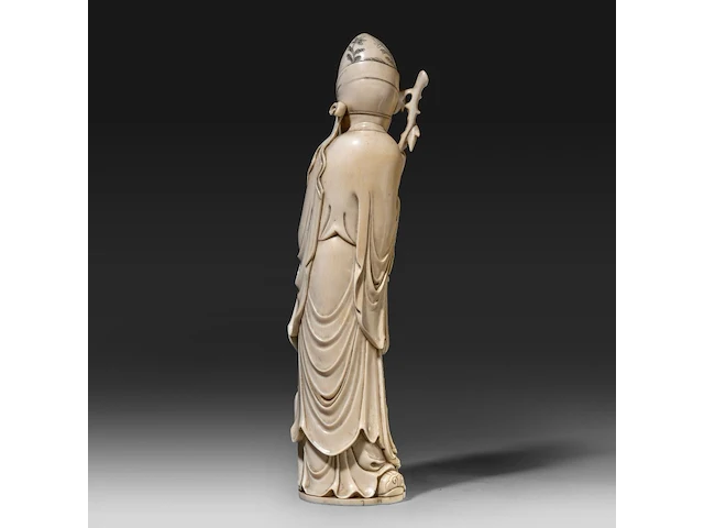 A chinese ivory sculpture of a figure with flowing robes and a branch of lotus buds, signed on the bottom, late qing dynasty (1850-1912), h 46 cm - ca. 3000g (+) - afbeelding 4 van  8