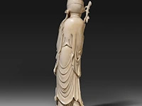 A chinese ivory sculpture of a figure with flowing robes and a branch of lotus buds, signed on the bottom, late qing dynasty (1850-1912), h 46 cm - ca. 3000g (+) - afbeelding 4 van  8