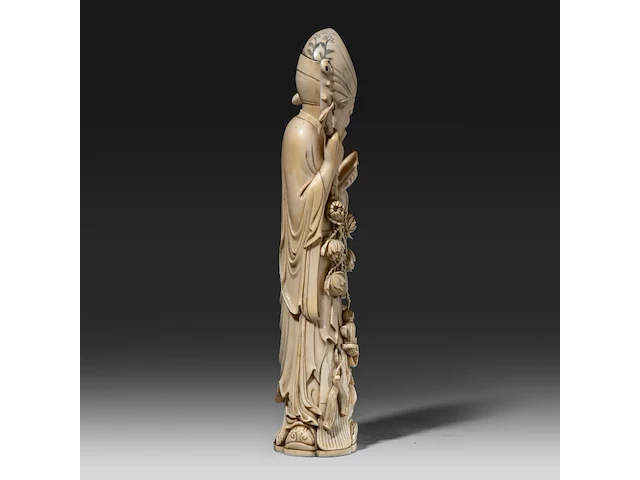 A chinese ivory sculpture of a figure with flowing robes and a branch of lotus buds, signed on the bottom, late qing dynasty (1850-1912), h 46 cm - ca. 3000g (+) - afbeelding 5 van  8