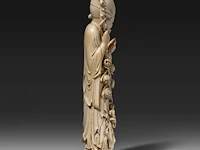 A chinese ivory sculpture of a figure with flowing robes and a branch of lotus buds, signed on the bottom, late qing dynasty (1850-1912), h 46 cm - ca. 3000g (+) - afbeelding 5 van  8