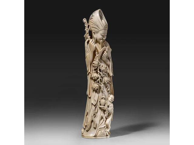 A chinese ivory sculpture of a figure with flowing robes and a branch of lotus buds, signed on the bottom, late qing dynasty (1850-1912), h 46 cm - ca. 3000g (+) - afbeelding 6 van  8
