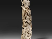 A chinese ivory sculpture of a figure with flowing robes and a branch of lotus buds, signed on the bottom, late qing dynasty (1850-1912), h 46 cm - ca. 3000g (+) - afbeelding 6 van  8