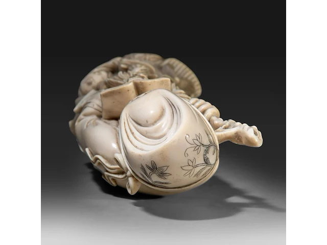 A chinese ivory sculpture of a figure with flowing robes and a branch of lotus buds, signed on the bottom, late qing dynasty (1850-1912), h 46 cm - ca. 3000g (+) - afbeelding 7 van  8