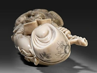 A chinese ivory sculpture of a figure with flowing robes and a branch of lotus buds, signed on the bottom, late qing dynasty (1850-1912), h 46 cm - ca. 3000g (+) - afbeelding 7 van  8