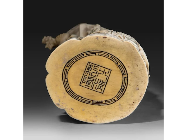 A chinese ivory sculpture of a figure with flowing robes and a branch of lotus buds, signed on the bottom, late qing dynasty (1850-1912), h 46 cm - ca. 3000g (+) - afbeelding 8 van  8