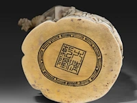 A chinese ivory sculpture of a figure with flowing robes and a branch of lotus buds, signed on the bottom, late qing dynasty (1850-1912), h 46 cm - ca. 3000g (+) - afbeelding 8 van  8
