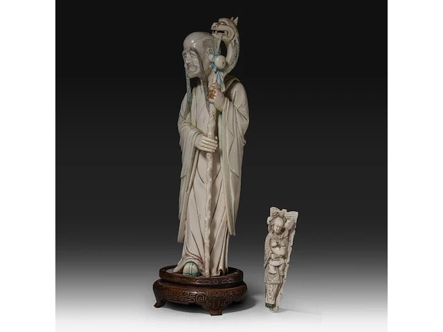 A chinese ivory sculpture of a sage leaning on his kirin-shaped staff, with a small double gourd hanging from it, added a ditto sculpture of a lady laying down with a child, late qing dynasty (1644-1912), total h 30 cm - - afbeelding 2 van  7