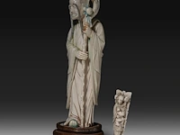 A chinese ivory sculpture of a sage leaning on his kirin-shaped staff, with a small double gourd hanging from it, added a ditto sculpture of a lady laying down with a child, late qing dynasty (1644-1912), total h 30 cm - - afbeelding 2 van  7