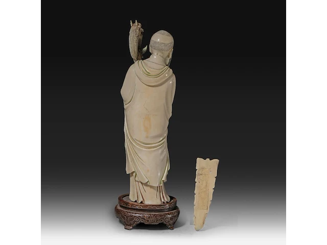 A chinese ivory sculpture of a sage leaning on his kirin-shaped staff, with a small double gourd hanging from it, added a ditto sculpture of a lady laying down with a child, late qing dynasty (1644-1912), total h 30 cm - - afbeelding 4 van  7