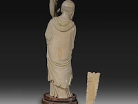 A chinese ivory sculpture of a sage leaning on his kirin-shaped staff, with a small double gourd hanging from it, added a ditto sculpture of a lady laying down with a child, late qing dynasty (1644-1912), total h 30 cm - - afbeelding 4 van  7