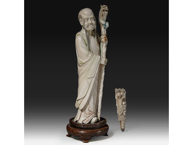 A chinese ivory sculpture of a sage leaning on his kirin-shaped staff, with a small double gourd hanging from it, added a ditto sculpture of a lady laying down with a child, late qing dynasty (1644-1912), total h 30 cm - - afbeelding 5 van  7